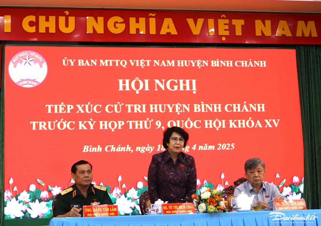 Vice President To Thi Bich Chau with the National Assembly Delegation - Unit No. 8 at the Conference. Photo: Hong Phuc.