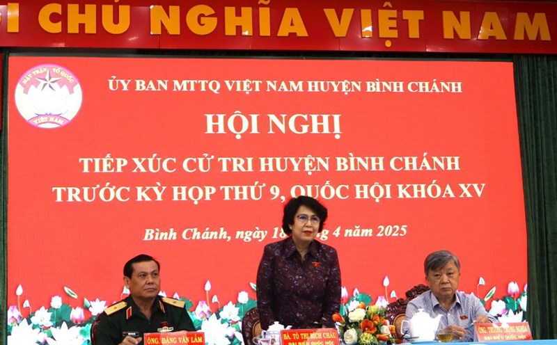 Vice President To Thi Bich Chau with the National Assembly Delegation - Unit No. 8 at the Conference. Photo: Hong Phuc.