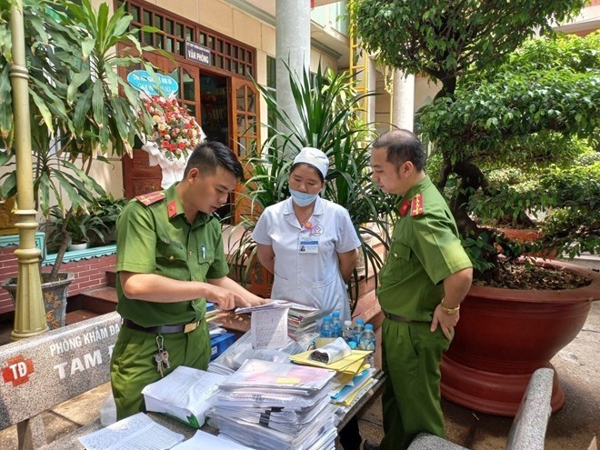 Dong Nai Provincial Police seized many related documents at clinics that took advantage of social insurance and health insurance. Photo: Ha Anh Chien