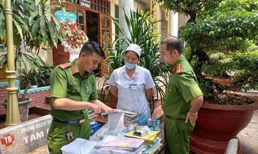 Công an tỉnh Đồng Nai thu giữ nhiều tài liệu liên quan tại các phòng khám có hành vi trục lợi bảo hiểm xã hội, bảo hiểm y tế. Ảnh: Hà Anh Chiến