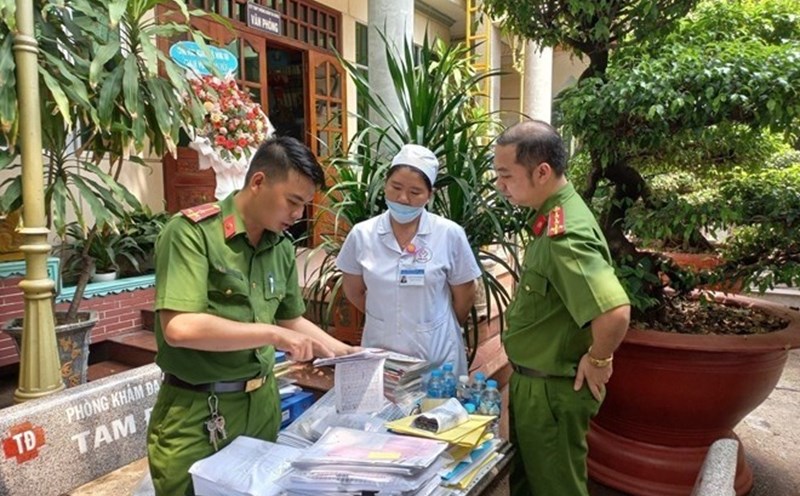 Dong Nai Provincial Police seized many related documents at clinics that took advantage of social insurance and health insurance. Photo: Ha Anh Chien
