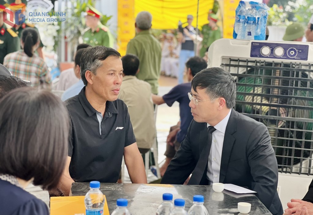 Chairman of Quang Ninh Provincial People's Committee Pham Duc An encouraged the father of Martyr Nguyen Dang Khai. Photo: Quang Ninh Media Center