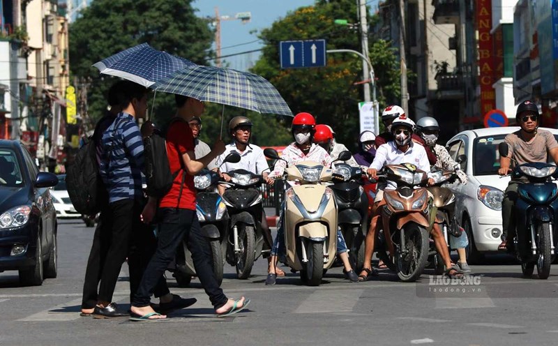 People struggle with the heat. Photo: Hai Nguyen
