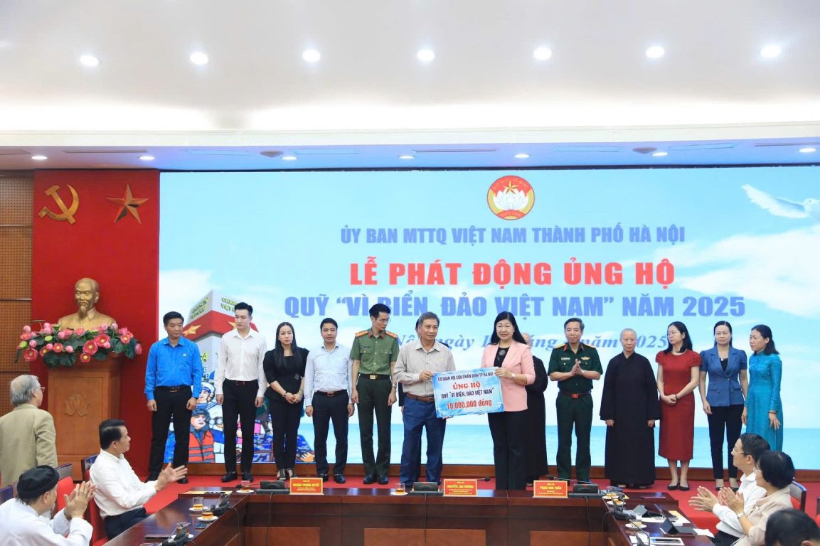 Los lideres del Comite del Frente de la Patria de Vietnam de Hanoi recibieron apoyo para el Fondo "para el mar, Isla de Vietnam" en 2025. Foto: N. P P P