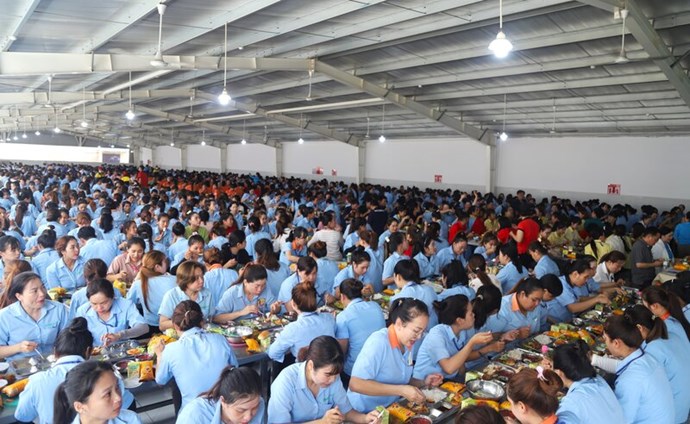 La comida de la temporada de Pascua de casi 1,400 trabajadores de Kanaan Bao Loc Co., Ltd. Foto: Mai Trang