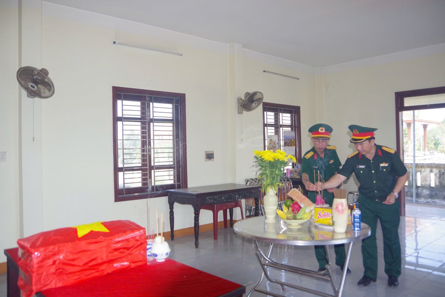 Hai cot liet si duoc quan tai Nghia trang liet si huyen Hai Lang. Anh: Ba Hieu