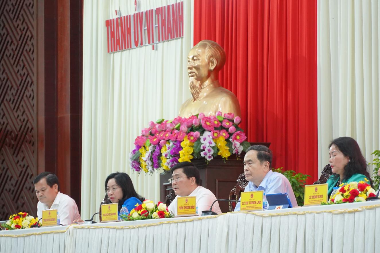 Doan dai bieu Quoc hoi lang nghe y kien cu tri. Anh: Ta Quang