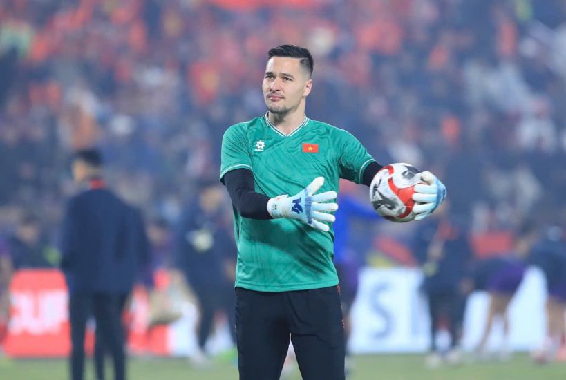 Goalkeeper Nguyen Filip needs to find his place in the Vietnam national team. Photo: Minh Dan