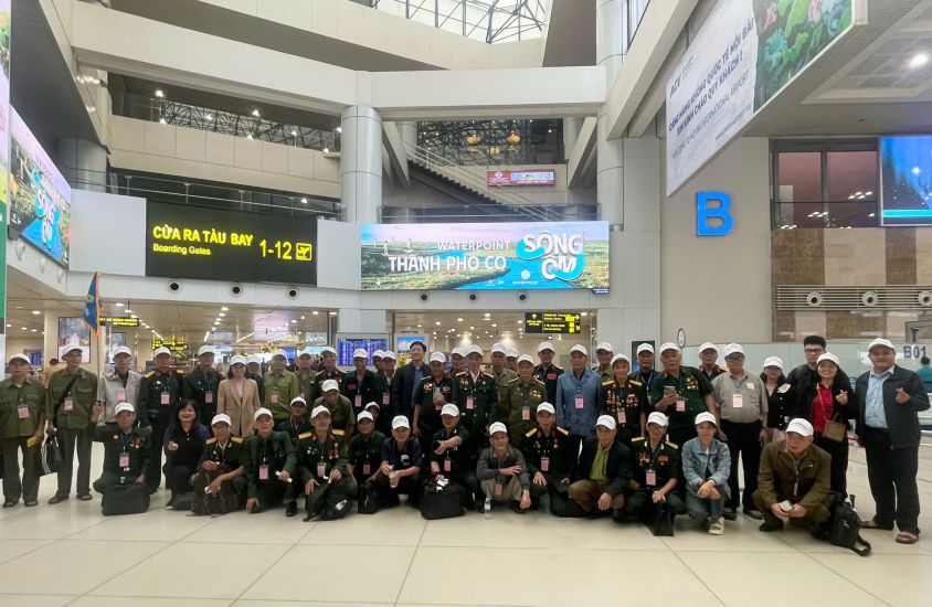 The tourist group of veterans departed from Hanoi to Ho Chi Minh City on April 8. Photo: Hoai Thu