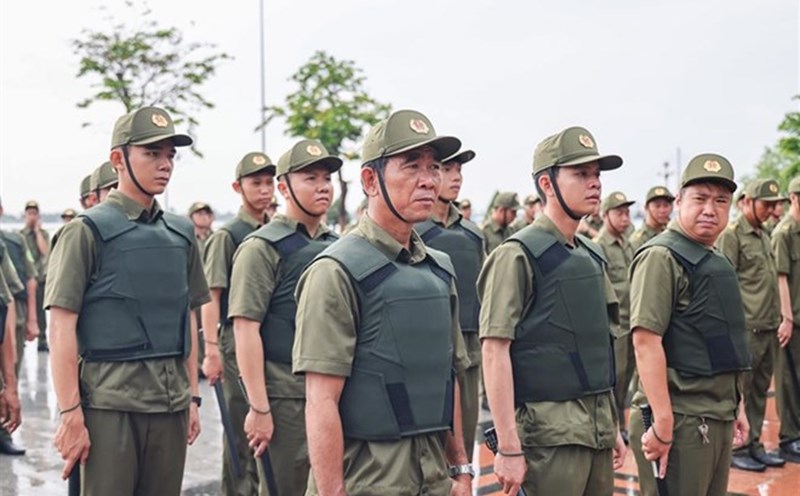 Within 05 working days from the date of receipt of the document from the Commune-level Police, the Chairman of the Commune-level People's Committee shall consider and decide to dismiss a person who has submitted a resignation letter from the force participating in protecting security and order at the grassroots level. Photo: Minh Quan