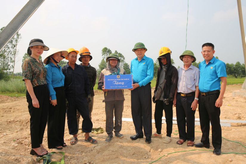 Chairman of Nghe An Provincial Federation of Labor Kha Van Tam presents gifts to workers. Photo: Tran Van
