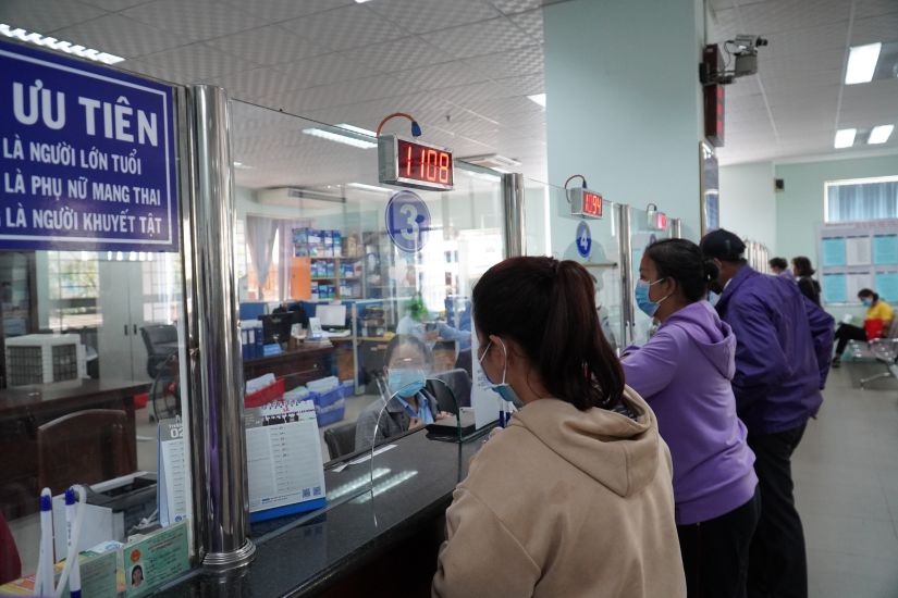 Los trabajadores hacen los tramites relacionados con el seguro social en el Seguro Social de la provincia de Dong Nai. Imagen: Ha Ang Lee
