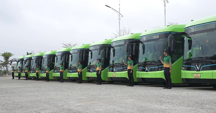 Los visitantes de Cat Ba (Haiphong) pueden viajar en tranvia gratis. Imagen de la pelicula
