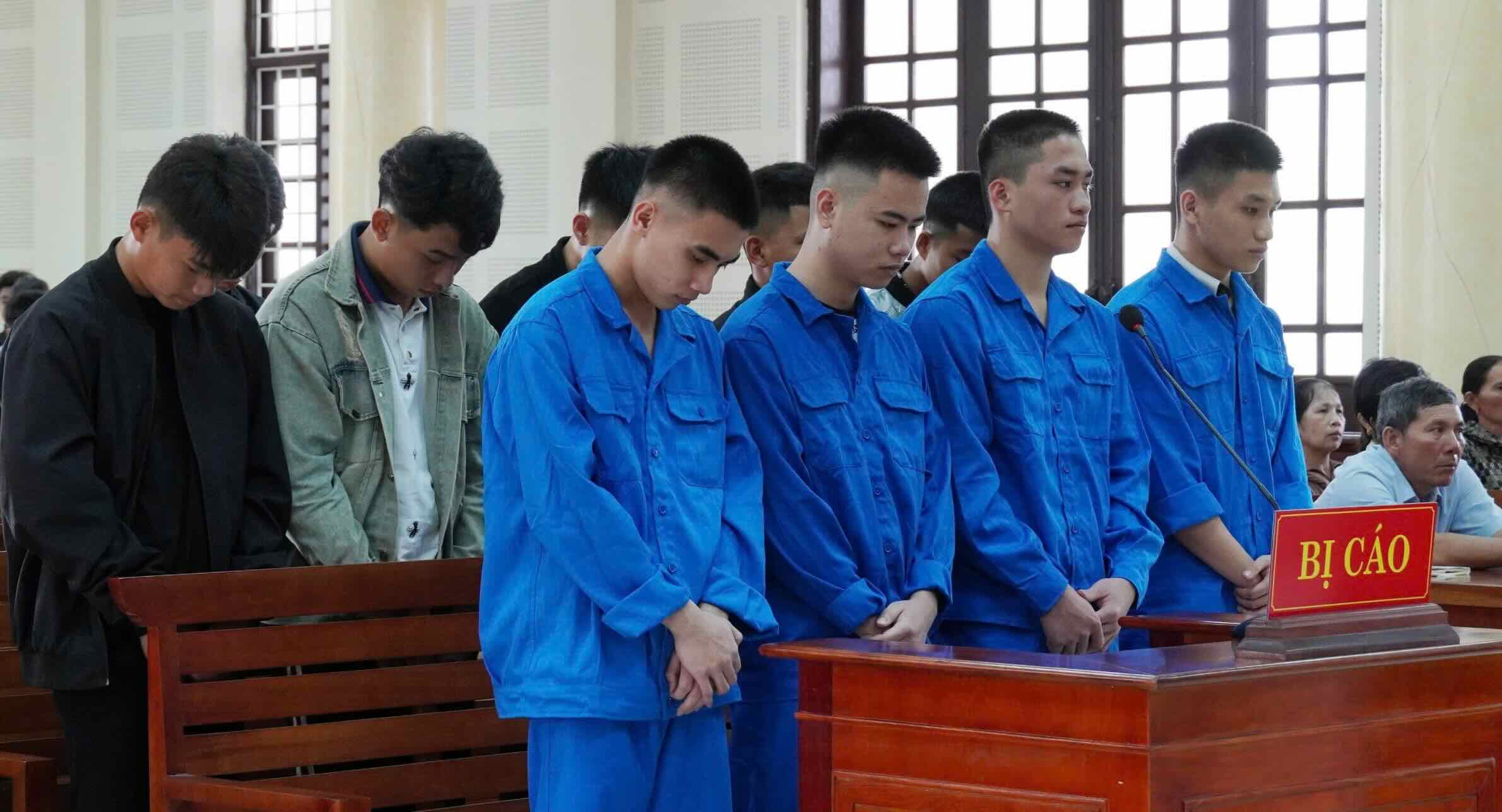 Các bị cáo trong vụ mâu thuẫn, sau đó truy đuổi khiến 2 nạn nhân tử vong. Ảnh: Huyền Trang