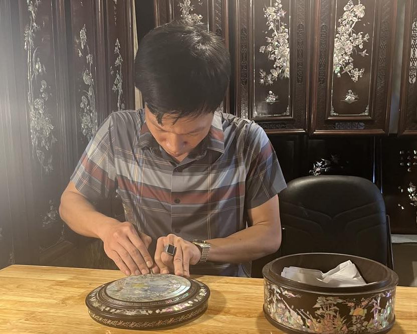 Artists introduce the craft of Chuyen My men's hairdressing. Photo: Chi Long