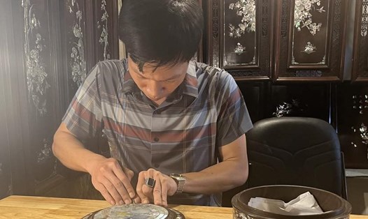Nghệ nhân giới thiệu nghề khảm trai Chuyên Mỹ. Ảnh: Chí Long