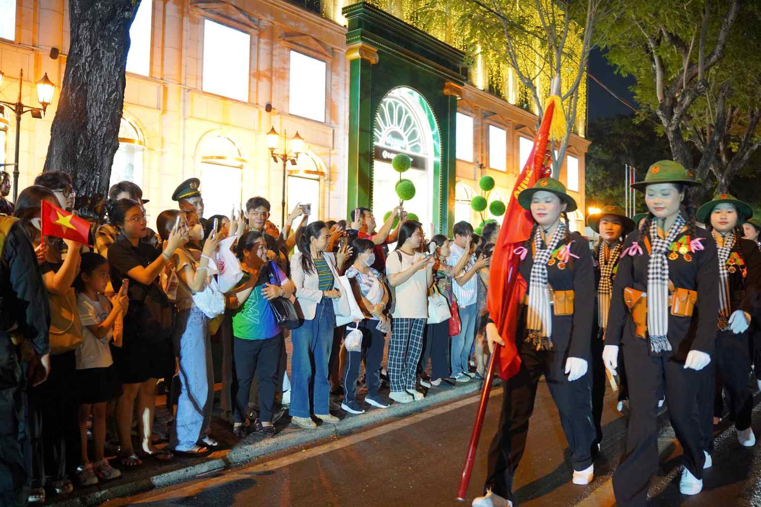 People watch the parade on Le Duan Street. Photo: Anh Tu