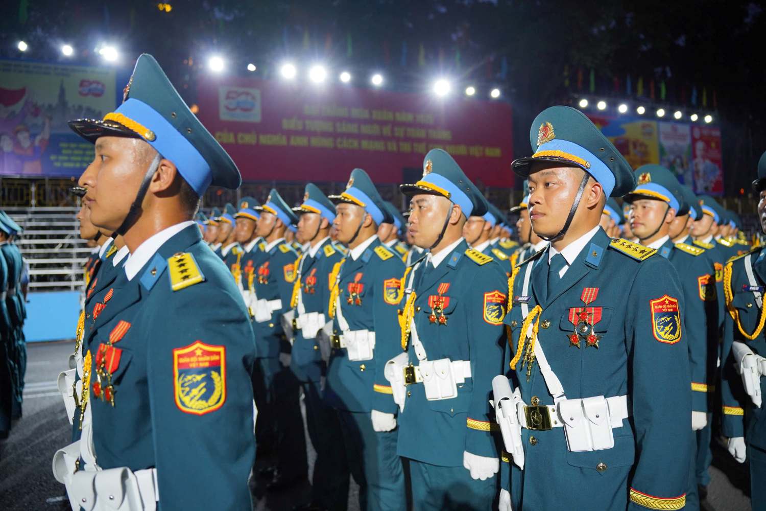 Các lực lượng tiến vào đường Lê Duân chuẩn bị hợp luyện.  Ảnh: Anh Tú
