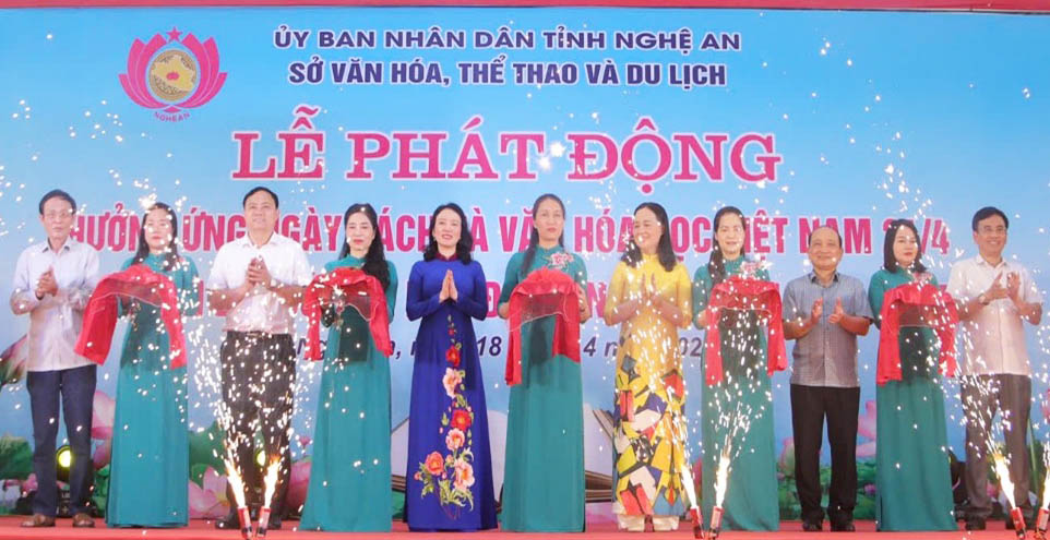 Cac dai bieu bat bang khai mac Hoi sach chao mung Ngay Sach va van hoa doc Viet Nam nam 2025. Anh: Ba Thuan