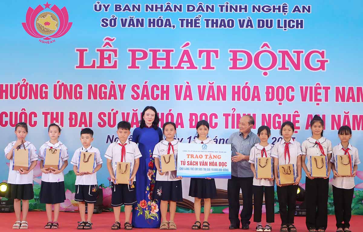 Lanh dao Hoi Khuyen hoc tinh va So Van hoa, The thao va Du lich tang sach cho cac em hoc sinh o Lang tre SOS. Anh: Ba Thuan