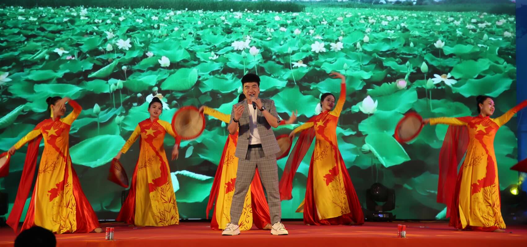 Van nghe chao mung. Anh: Cong Sang