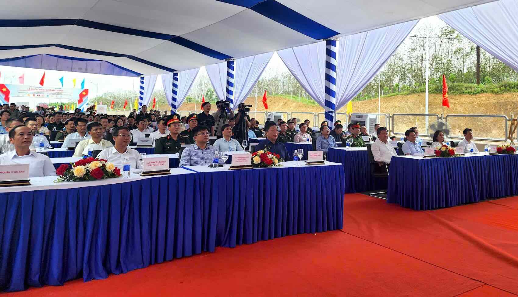 Dai bieu tham du le thong xe. Anh: Cong Sang
