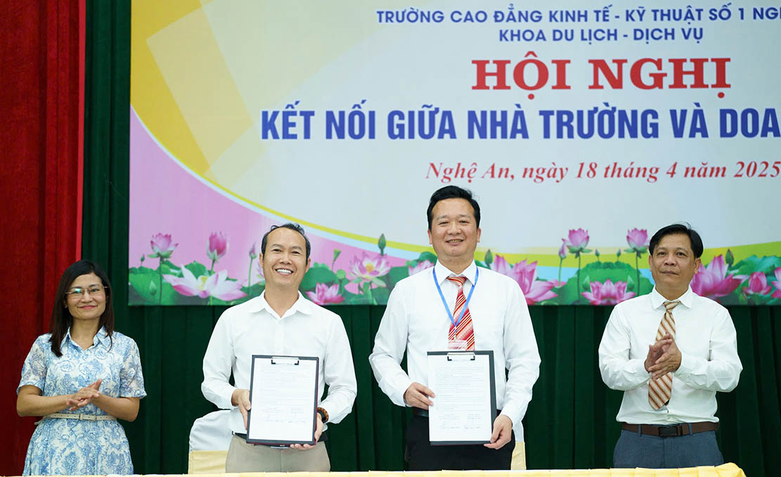 Nghe An College of Economics and Technology No. 1 signed a memorandum of understanding on cooperation in training tourism students with businesses. Photo: Hai Dang