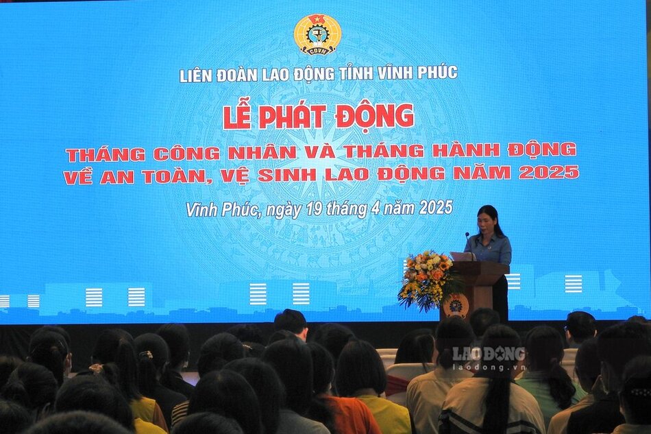 Ms. Trinh Thi Thoa - President of the Vinh Phuc Provincial Federation of Labor launched the Workers' Month and the Month of Action on Occupational Safety and Hygiene in 2025. Photo: To Cong.