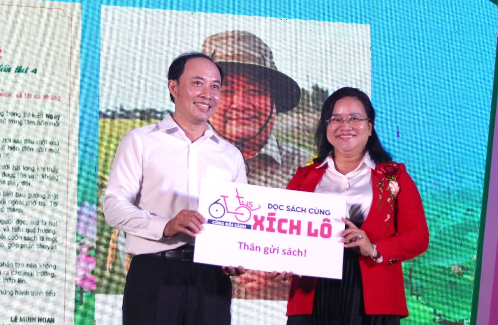Ba Huynh Thi Hoai Thu nhan bang tuong trung tang sach cho Thu vien tinh cua ong Le Minh Hoan. Anh: Lam Dienuynh Thi Hoai Thu nhan bang tuong trung tang sach cho Thu vien tinh cua ong Le Minh Hoan. Anh: Lam Dien