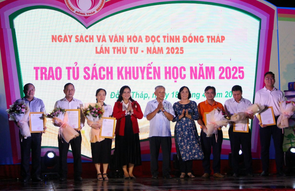 Tiep nhan va tang hoa tri an cac doanh nghiep, don vi tang “Tu sach khuyen hoc” cho dai dien Ban Van dong Quy Khuyen hoc Nguyen Sinh Sac. Anh: Lam Dien