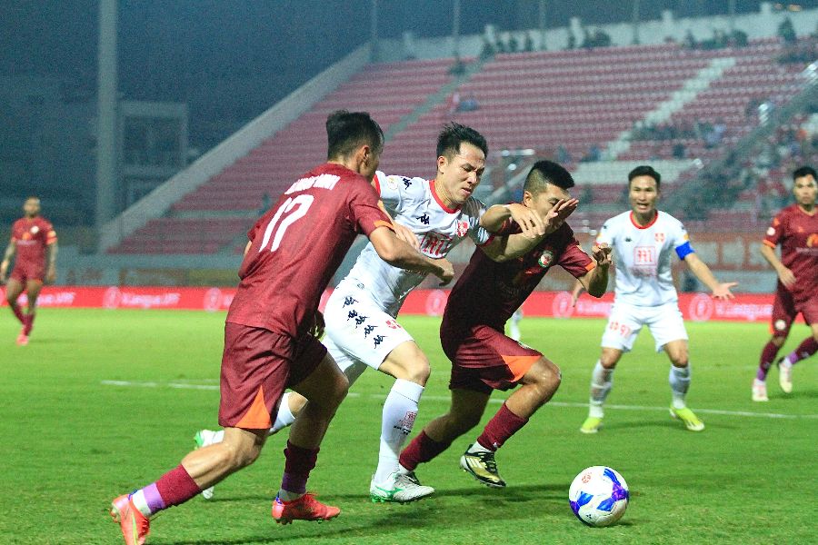 Hai Phong won 2-0 against Binh Dinh. Photo: Mai Huong