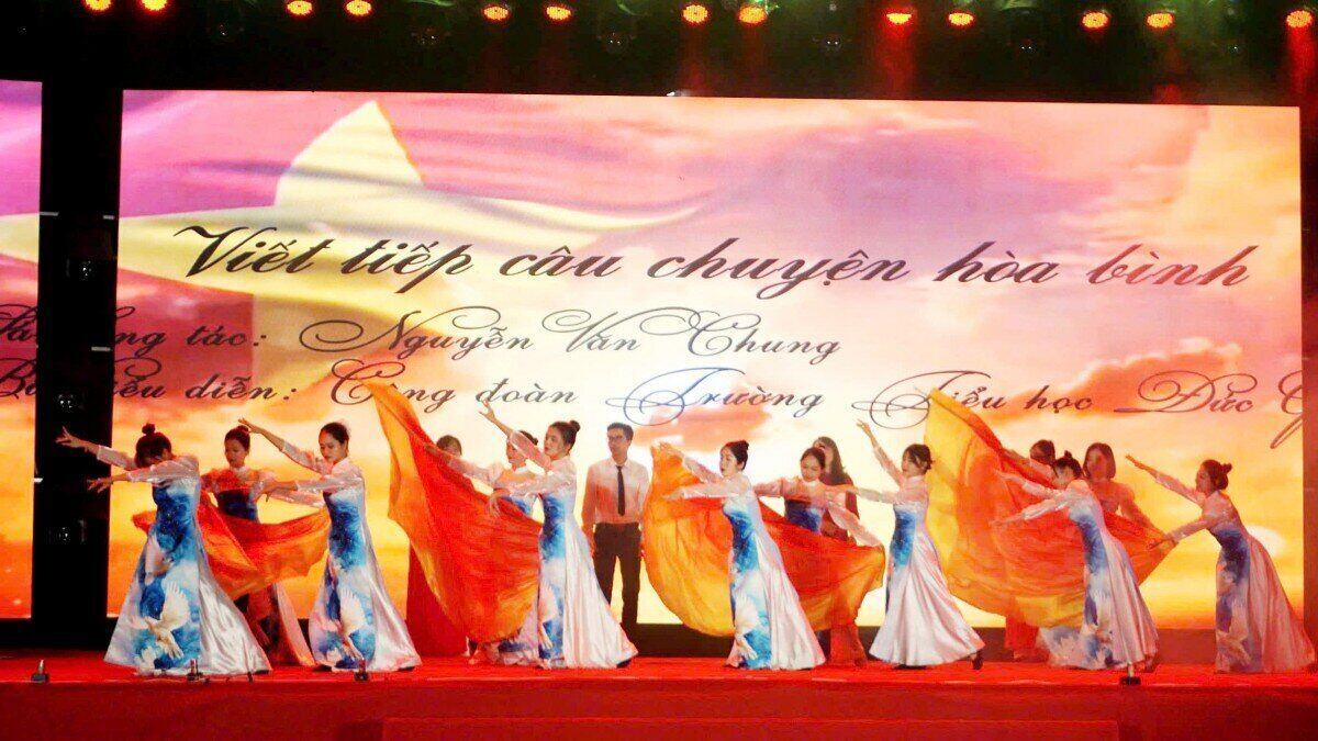 A performance at the Special Arts Festival of workers and civil servants in Long Bien district. Photo: Trade Union