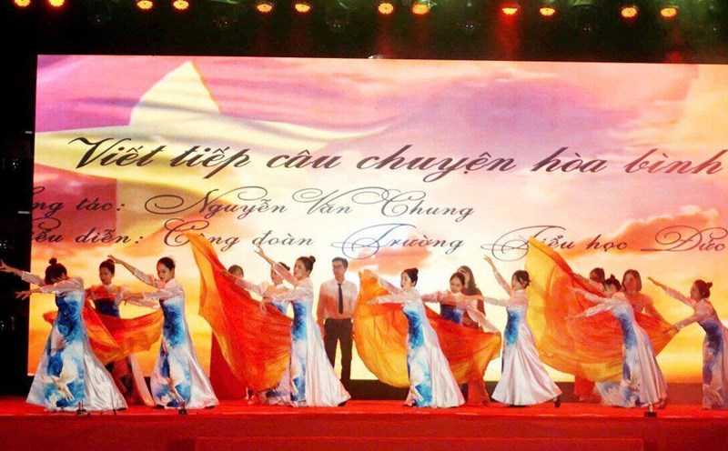 A performance at the Special Arts Festival of workers and civil servants in Long Bien district. Photo: Trade Union