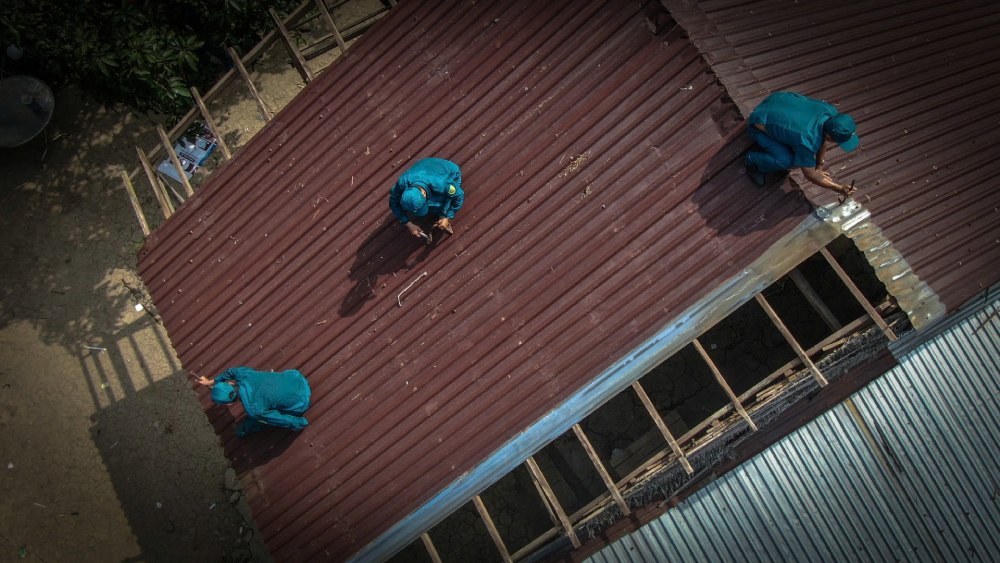 Las fuerzas se unieron para limpiar los asilos de la vivienda en Kianjing. Imagen de Fueng Wu
