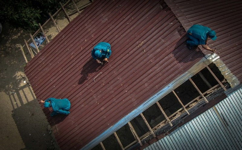 Forces participate in the program to eliminate temporary and dilapidated houses in Kien Giang. Photo: Phuong Vu
