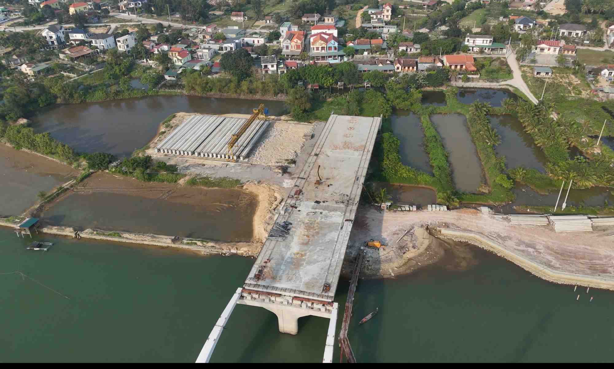 Quang Binh is removing obstacles to the Nhat Le 3 bridge site to speed up progress. Photo: Nguyen Luan