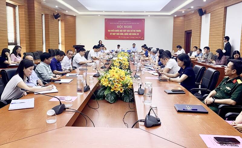 El viceministro de minorias etnicas y religion, Nguyen Hai Trung, acaba de tener una reunion y contacto con los votantes en los distritos de Bac Tu Liem, Tay Ho y Hoai Duc (Hanoi). Foto: Ministerio de etnia y religion