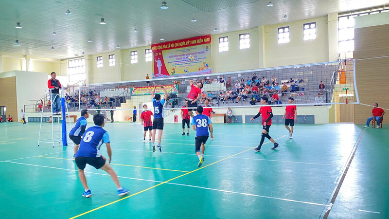 Right after the launching ceremony of Workers' Month, a volleyball tournament was held with 200 union members competing. Photo: Hien Phuong