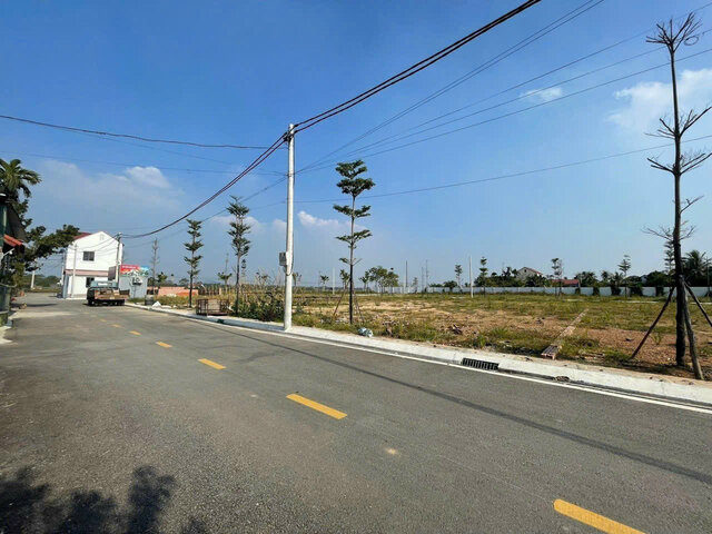 El terreno esta a la venta por el precio previo a la incorporacion de la provincia, la ciudad es de 1.35 mil millones de dong en Lam Thao, Phu Tho. Foto de la persona entrevistada