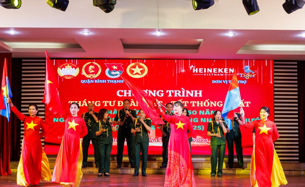 Tiger Beer phối hợp với Ủy ban Mặt trận Tổ quốc Việt Nam quận Bình Thạnh tổ chức chương trình mừng kỷ niệm 50 năm Ngày miền Nam hoàn toàn giải phóng, thống nhất đất nước. Ảnh: DN cung cấp