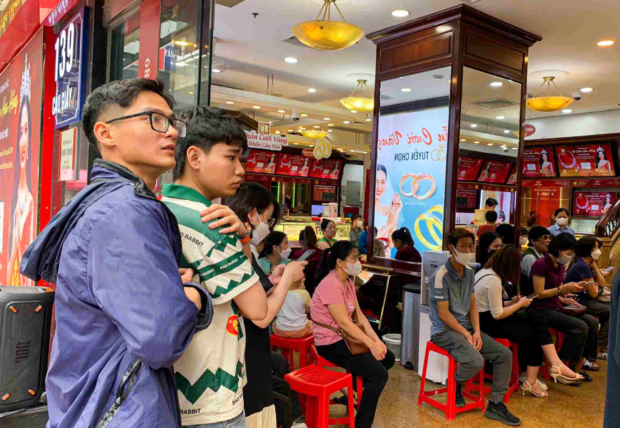 Hundreds of people lined up to buy gold at a store on Cau Giay Street (Hanoi) on April 18. Photo: Phuong Anh