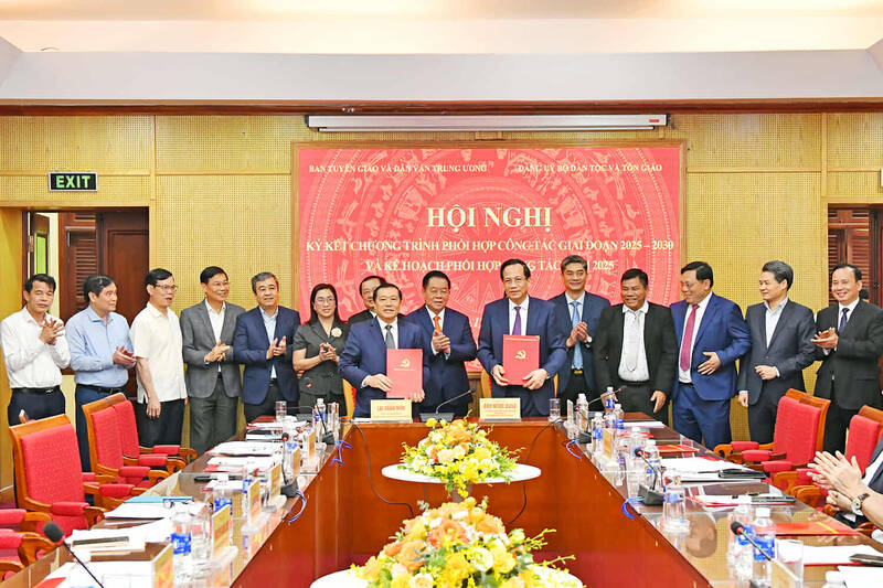 The Party Committee of the Ministry of Ethnic Minorities and Religions and the Central Propaganda and Mass Mobilization Commission held a Conference to sign the 2025-2030 Coordination Program and the 2025 Coordination Plan. Photo: Ministry of Ethnic Minorities and Religions