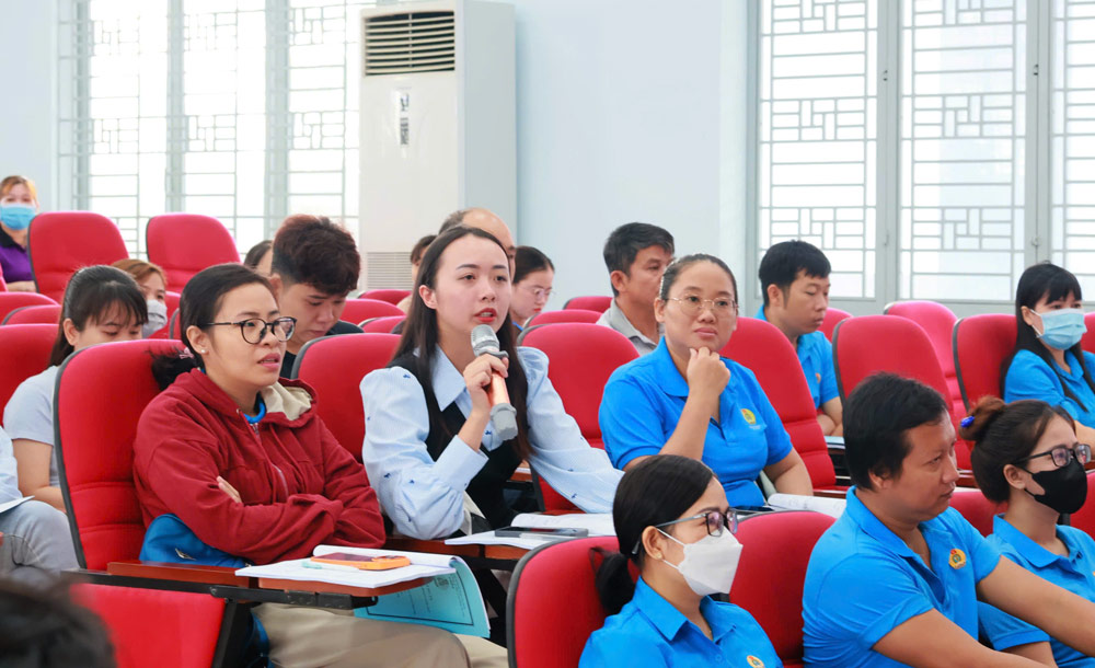 Los estudiantes expresaron sus opiniones en el seminario de convenio colectivo de trabajo organizado por el Sindicato de la Zona Economica de Tay Ninh. Imagen de Huy Dung