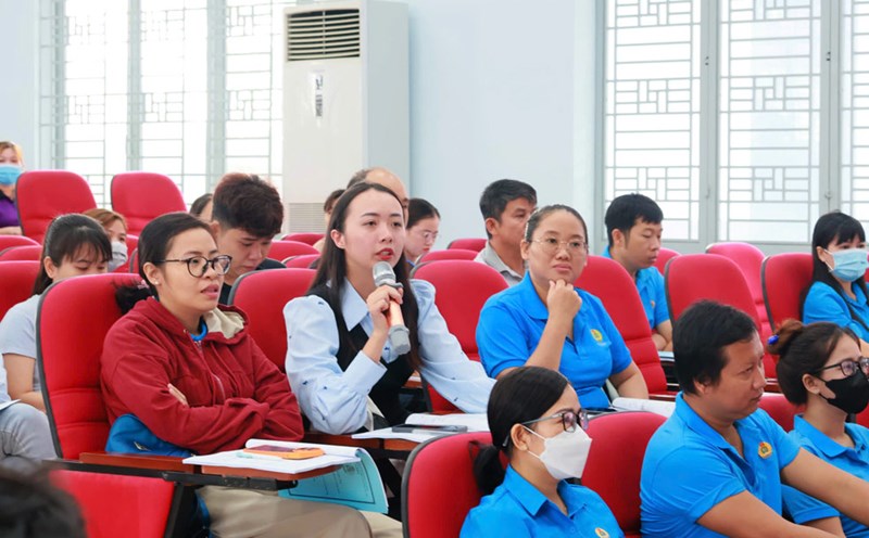 Trainees expressed their opinions at the collective labor agreement preparation session organized by the Tay Ninh Economic Zone Trade Union. Photo: Huy Dung