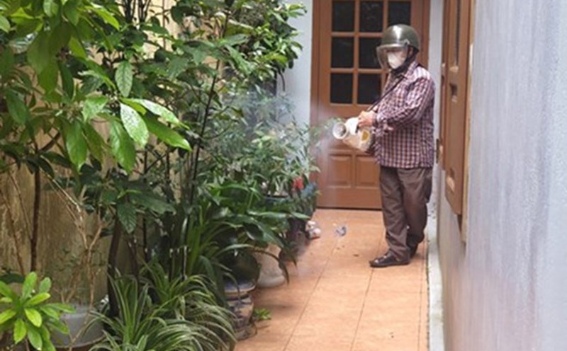 Pumping mosquito repellent in Hai Phong. Photo: Hai Phong Portal