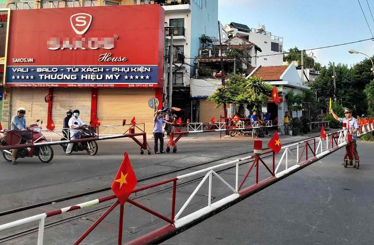 Duong sat di qua duong Hoang Van Thu, phuong 8, quan Phu Nhuan, TPHCM. Anh: HAC