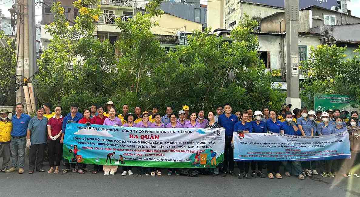 Ra quan tong ve sinh moi truong, cham soc phat trien phong trao “Duong tau - Duong hoa” qua quan Phu Nhuan, TPHCM. Anh: HAC