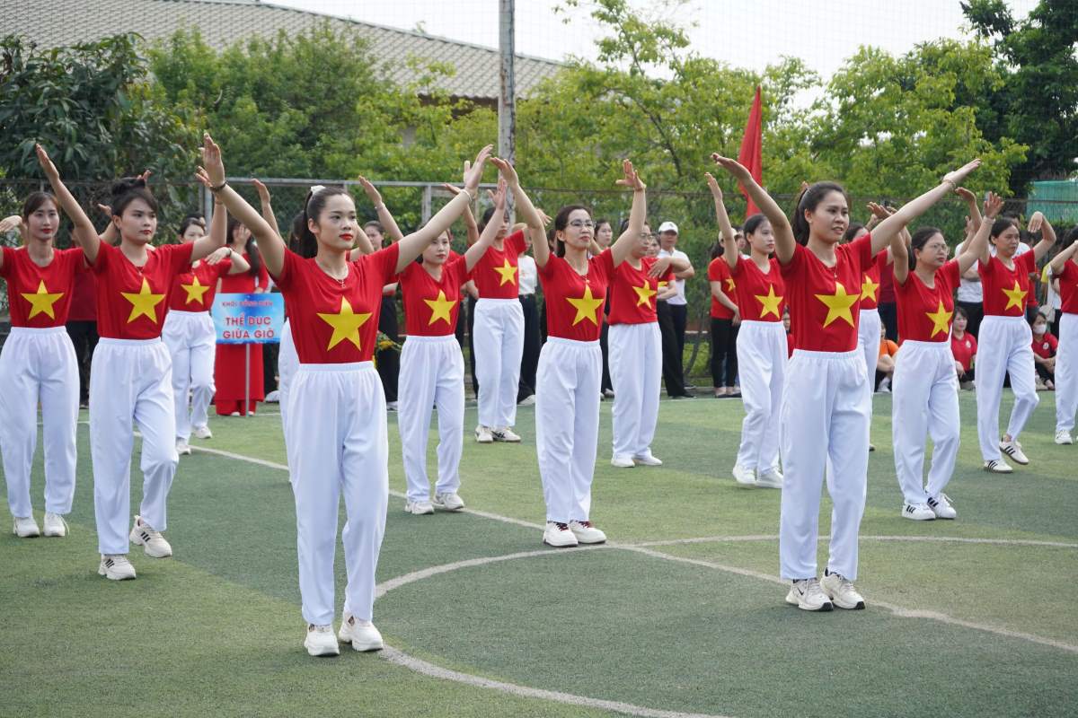 The urban street decoration and education program at the opening ceremony of Workers' Month in Hoang Bang, Hai Phong. Photo: Mai Dung