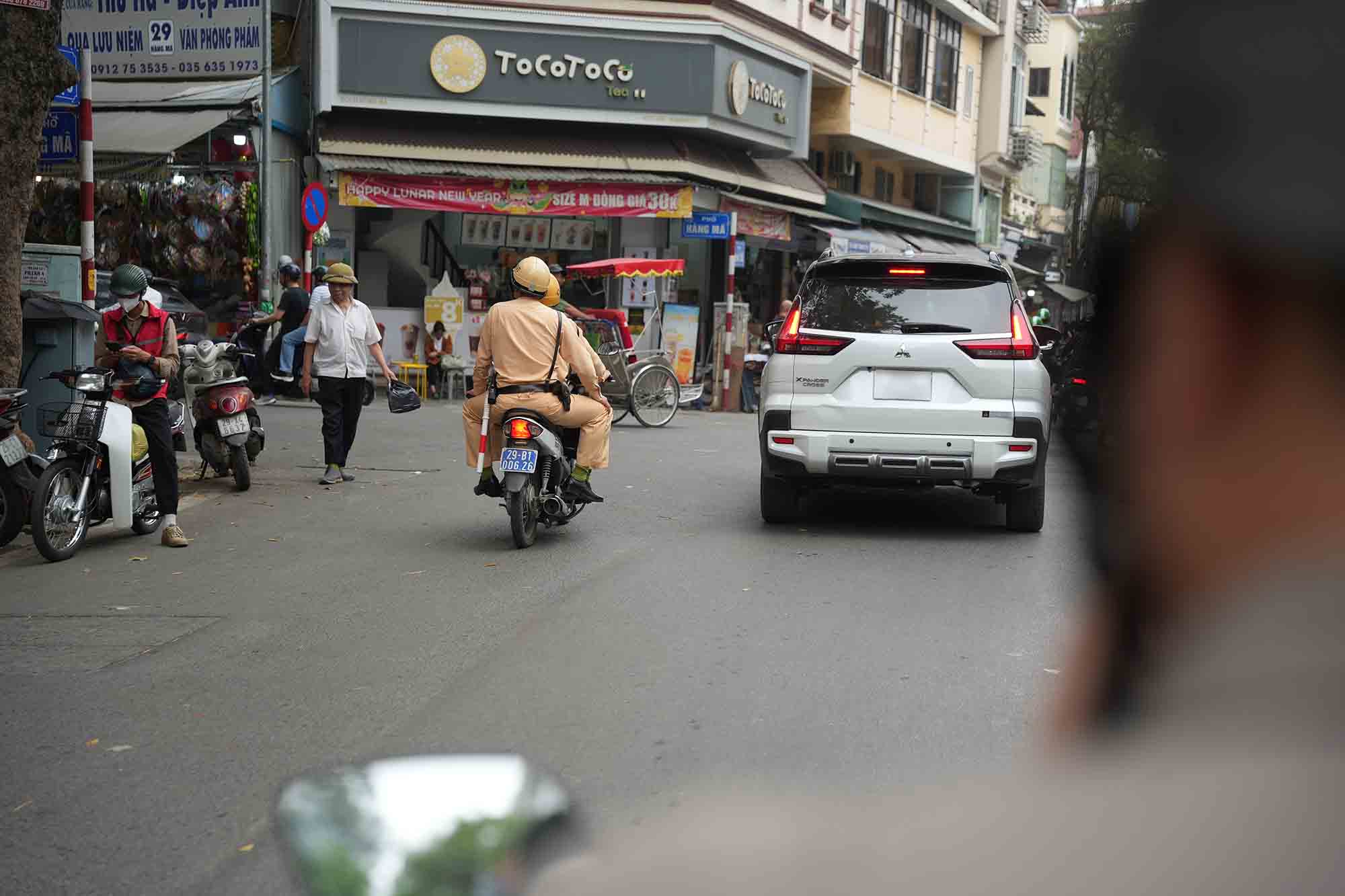 To cong tac Doi CSGT duong 1 so 1 tuan tra song khong bat gap xe UAZ luu thong tren cac tuyen pho trung tam Hoan Kiem (Ha Noi), sang 18.4. Anh: Nhom PV