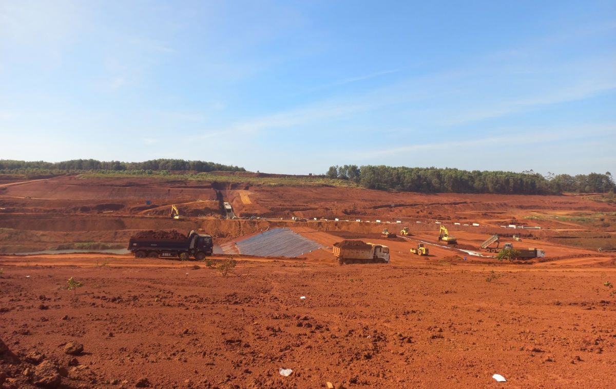 Mining Industry Construction Company - Branch de Bac Dong Corporation construye la presa de embalses de lodo despues del lavado, Nhan Co Factory, Dak Nong. Foto: Northeast Corporation